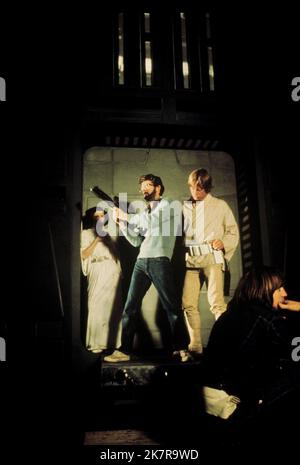 Carrie Fisher, George Lucas & Mark Hamill Film: Star Wars: Episode Iv - A New Hope (USA 1977) Characters: Princess Leia Organa,,Luke Skywalker  / Neuer Titel Auch: "Star Wars: Episode Iv – Eine Neue Hoffnung" Director: George Lucas 25 May 1977   **WARNING** This Photograph is for editorial use only and is the copyright of LUCASFILM and/or the Photographer assigned by the Film or Production Company and can only be reproduced by publications in conjunction with the promotion of the above Film. A Mandatory Credit To LUCASFILM is required. The Photographer should also be credited when known. No co Stock Photo