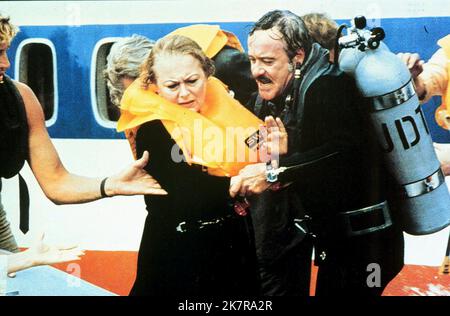 Olivia De Havilland & Jack Lemmon Film: Airport '77; Airport 77 (USA 1970) Characters: Emily Livingston,Capt. Don Gallagher  / Titel Auch: 'Airport 77 – Verschollen Im Bermuda-Dreieck', 'Airport Iii – Verschollen Im Bermuda-Dreieck' / Literaturverfilmung (Based On The Book By Arthur Hailey) Director: Jerry Jameson 11 March 1977   **WARNING** This Photograph is for editorial use only and is the copyright of UNIVERSAL PICTURES and/or the Photographer assigned by the Film or Production Company and can only be reproduced by publications in conjunction with the promotion of the above Film. A Mandat Stock Photo