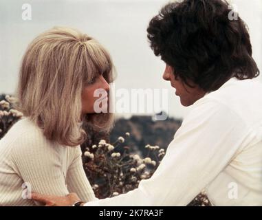 Julie Christie & Warren Beatty Film: Shampoo (USA 1975) Characters: Jackie Shawn & George Roundy  Director: Hal Ashby 11 February 1975   **WARNING** This Photograph is for editorial use only and is the copyright of COLUMBIA and/or the Photographer assigned by the Film or Production Company and can only be reproduced by publications in conjunction with the promotion of the above Film. A Mandatory Credit To COLUMBIA is required. The Photographer should also be credited when known. No commercial use can be granted without written authority from the Film Company. Stock Photo