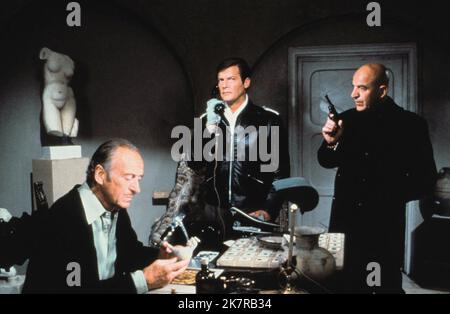 David Niven, Roger Moore & Telly Savalas Film: Escape To Athena (UK 1979) Characters: Professor Blake,Major Otto Hecht & Zeno  Director: George P. Cosmatos 16 February 1979   **WARNING** This Photograph is for editorial use only and is the copyright of ITC ENTERTAINMENT and/or the Photographer assigned by the Film or Production Company and can only be reproduced by publications in conjunction with the promotion of the above Film. A Mandatory Credit To ITC ENTERTAINMENT is required. The Photographer should also be credited when known. No commercial use can be granted without written authority f Stock Photo