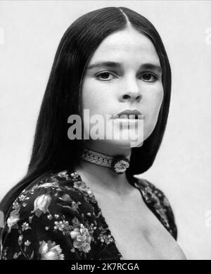 Ali Macgraw Film: Love Story (USA 1970) Characters: Jennifer Cavalleri  Director: Arthur Hiller 16 December 1970   **WARNING** This Photograph is for editorial use only and is the copyright of PARAMOUNT and/or the Photographer assigned by the Film or Production Company and can only be reproduced by publications in conjunction with the promotion of the above Film. A Mandatory Credit To PARAMOUNT is required. The Photographer should also be credited when known. No commercial use can be granted without written authority from the Film Company. Stock Photo