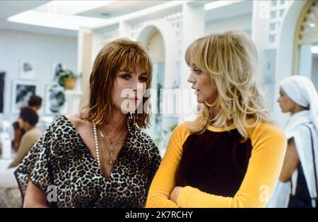 Lee Grant & Goldie Hawn Film: Shampoo (USA 1975) Characters: Felicia Carp, Jill  Director: Hal Ashby 11 February 1975   **WARNING** This Photograph is for editorial use only and is the copyright of COLUMBIA and/or the Photographer assigned by the Film or Production Company and can only be reproduced by publications in conjunction with the promotion of the above Film. A Mandatory Credit To COLUMBIA is required. The Photographer should also be credited when known. No commercial use can be granted without written authority from the Film Company. Stock Photo