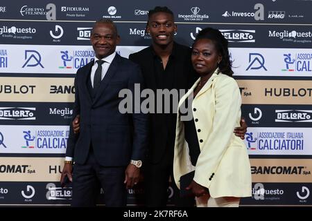 Milan, Italy. 17th Oct, 2022. Rafel Leao (MIlan) with his parents during the Gran Gala del Calcio AIC 2022 at Rho Fiera Milano, Milan, Italy on October 17, 2022 - Photo FCI/Fabrizio Carabelli Credit: SOPA Images Limited/Alamy Live News Stock Photo