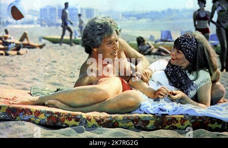 Glenda Jackson & George Segal  Film A Touch Of Class (1973) Characters: Vicki Allessio & Steven 'Steve' Blackburn  Director: Stuart Rosenberg 01 October 1973   **WARNING** This Photograph is for editorial use only and is the copyright of PARAMOUNT and/or the Photographer assigned by the  Film or Production Company and can only be reproduced by publications in conjunction with the promotion of the above  Film. A Mandatory Credit To PARAMOUNT is required. The Photographer should also be credited when known. No commercial use can be granted without written authority from the  Film Company. Stock Photo