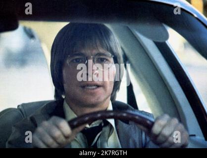 John Denver Film: Oh God (1975) Characters: Jerry Landers  Director: Carl Reiner 07 October 1977   **WARNING** This Photograph is for editorial use only and is the copyright of The Film Company and/or the Photographer assigned by the Film or Production Company and can only be reproduced by publications in conjunction with the promotion of the above Film. A Mandatory Credit To The Film Company is required. The Photographer should also be credited when known. No commercial use can be granted without written authority from the Film Company. Stock Photo
