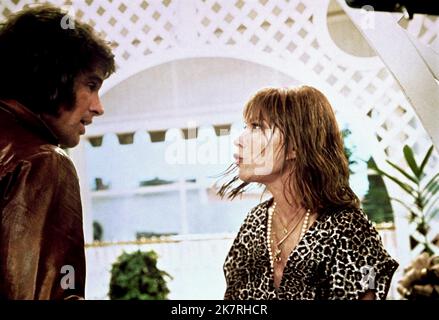Warren Beatty & Lee Grant Film: Shampoo (USA 1975) Characters: George Roundy & Felicia Carp  Director: Hal Ashby 11 February 1975   **WARNING** This Photograph is for editorial use only and is the copyright of COLUMBIA and/or the Photographer assigned by the Film or Production Company and can only be reproduced by publications in conjunction with the promotion of the above Film. A Mandatory Credit To COLUMBIA is required. The Photographer should also be credited when known. No commercial use can be granted without written authority from the Film Company. Stock Photo