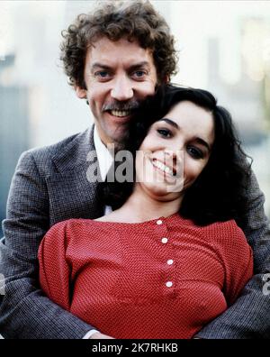 Donald Sutherland & Brooke Adams Film: Invasion Of The Body Snatchers (USA 1978) Characters: Matthew Bennell & Elizabeth Driscoll  Director: Philip Kaufman 20 December 1978   **WARNING** This Photograph is for editorial use only and is the copyright of MGM and/or the Photographer assigned by the Film or Production Company and can only be reproduced by publications in conjunction with the promotion of the above Film. A Mandatory Credit To MGM is required. The Photographer should also be credited when known. No commercial use can be granted without written authority from the Film Company. Stock Photo