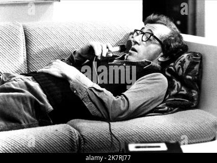 Woody Allen Film: Manhattan (USA 1979) Characters: Isaac Davis  Director: Woody Allen 25 April 1979   **WARNING** This Photograph is for editorial use only and is the copyright of UNITED ARTISTS and/or the Photographer assigned by the Film or Production Company and can only be reproduced by publications in conjunction with the promotion of the above Film. A Mandatory Credit To UNITED ARTISTS is required. The Photographer should also be credited when known. No commercial use can be granted without written authority from the Film Company. Stock Photo