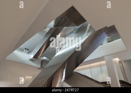 Bangkok, Thailand - Sep 30, 2022 : Interior view of complexity multiple modern escalators (Crisscross escalators). Modern architecture of large busine Stock Photo