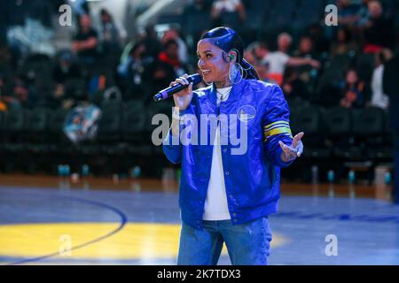 San Francisco, USA. 18th Oct, 2022. Hip-hop artist Kehlani performs during halftime between the Los Angeles Lakers and Golden State Warriors at Chase Center on Tuesday, October 18, 2022 in San Francisco, California. Photo: CV/imageSPACE/Sipa USA Credit: Sipa USA/Alamy Live News Stock Photo