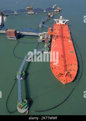 YANTAI, CHINA - OCTOBER 19, 2022 - A ship unloader offloads iron ore at ...