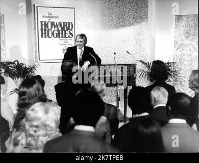 Der Scheck heiligt die Mittel - Clifford Irving (Horst Frank) hält vor Journalisten eine kurze, prägnante Ansprache zu der Veröffentlichung der Autobiographie von Howard Hughes. Stock Photo