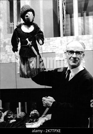 Biblische Geschichte: Johannes der Täufer - Der Leiter der Wuppertaler Puppenspiele Hans Scheu mit einer seiner Stabpuppen. Stock Photo