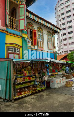 Indian Trader in front of the Tan Teng Niah House, Little India, Singapore Stock Photo