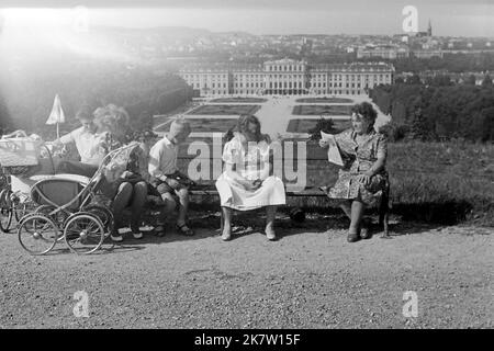 Rechts im Bild die Frau des Fotografen vor Schloss Schönbrunn in Wien, gesehen von der Gloriette, um 1962. On the right hand side, the photographer's wife rests in front of Schönbrunn Castle in Vienna as seen from the glorieta, around 1962. Stock Photo