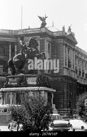 Die Prinz Eugen-Reiterstatue vor der Hofburg in Wien, um 1962. The Prince Eugene equestrian statue in front of the Hofburg in Vienna, aorund 1962. Stock Photo