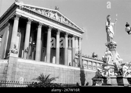 Blick auf das österreichische Parlament an der Ringstraße in Wien, um 1962. View of the Austrian Parliament Building on Vienna Ring Road, around 1962. Stock Photo