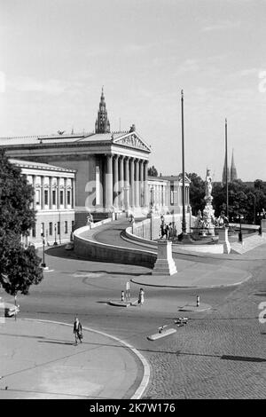 Blick auf das österreichische Parlament an der Ringstraße in Wien mit Wiener Rathaus und Votivkirche im Hintergrund, um 1962. View of the Austrian Parliament Building with the Vienna Town Hall and the Votive Church on Vienna Ring Road, around 1962. Stock Photo