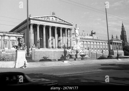 Blick auf das österreichische Parlament an der Ringstraße in Wien mit Wiener Rathaus rechts, um 1962. View of the Austrian Parliament Building with the Vienna Town Hall on the right, Vienna Ring Road, around 1962. Stock Photo