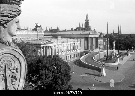 Blick auf das österreichische Parlament an der Ringstraße in Wien, um 1962. View of the Austrian Parliament Building on Vienna Ring Road, around 1962. Stock Photo