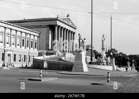 Blick auf das österreichische Parlament an der Ringstraße in Wien, um 1962. View of the Austrian Parliament Building on Vienna Ring Road, around 1962. Stock Photo