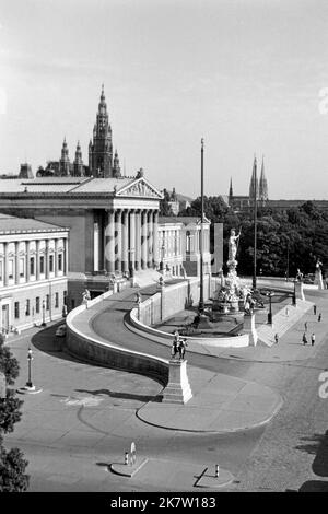 Blick auf das österreichische Parlament an der Ringstraße in Wien mit Wiener Rathaus und Votivkirche im Hintergrund, um 1962. View of the Austrian Parliament Building with the Vienna Town Hall and the Votive Church on Vienna Ring Road, around 1962. Stock Photo