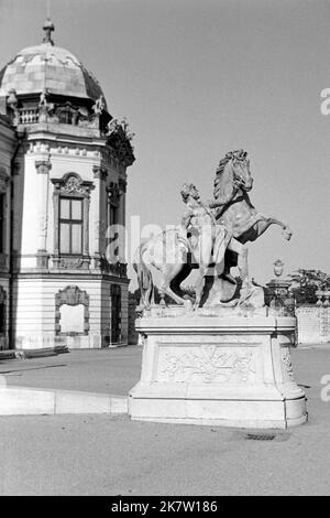 Statue eines Mannes mit Pferd vor Schloss Belvedere in Wien, um 1962. Statue of a man with a horse in front of Belvedere Castle in Vienna, around 1962. Stock Photo