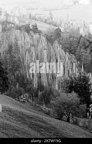 Die Rittner Erdpyramiden bei Bozen, Südtirol, 1967.The Rittner Earth Pyramids near Bolzano, South Tyrol, 1967. Stock Photo