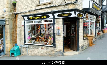 Antique shop in the centre of Pickering, North Yorkshire, UK - John Gollop Stock Photo