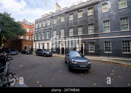 London UK. 19 October 2022 . Ministerial cars take  Prime Minister Liz from 10 Downing Street  to attend the PMQ's at Parliament. Liz Truss faces pressure to resign from her own conservative backbenchers  following the U turn on the mini budget. Credit: amer ghazzal/Alamy Live News Stock Photo