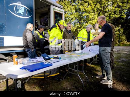 2022-10-19 15:24:26 DRUNEN - The Coordination Platform Vermissing (CPV), a volunteer group from Urk, in conversation with a volunteer during a new search for the missing 10-year-old girl Hebe and her supervisor Sanne in the Loonse en Drunense Duinen nature reserve. The multiple limited Hebe (10) from Vught was picked up in Raamsdonksveer by her supervisor Sanne (26), who would take her home. They have been missing ever since. ANP SEM VAN DER WAL netherlands out - belgium out Stock Photo