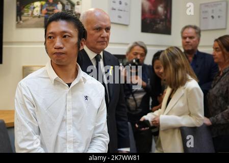 (left) Bob Chan, the Hong Kong protester allegedly assaulted at the Chinese consulate in Manchester, with Conservative MP Iain Duncan Smith at a press conference in central London. Picture date: Wednesday October 19, 2022. Stock Photo