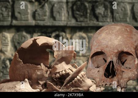 Human Sacrifices - Skulls of sacrificial victims on offer to the Aztec gods Stock Photo