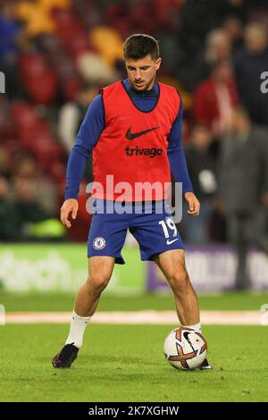 London, UK. 19th Oct, 2022. Mason Mount of Chelsea warms up during the Premier League match between Brentford and Chelsea at Gtech Community Stadium, London, England on 19 October 2022. Photo by Ken Sparks. Editorial use only, license required for commercial use. No use in betting, games or a single club/league/player publications. Credit: UK Sports Pics Ltd/Alamy Live News Stock Photo