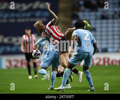 Coventry, UK. 19th Oct, 2022. Oliver McBurnie of Sheffield Utd tussles with Josh Eccles of Coventry City during the Sky Bet Championship match at the Coventry Building Society Arena, Coventry. Picture credit should read: Darren Staples/Sportimage Credit: Sportimage/Alamy Live News Stock Photo