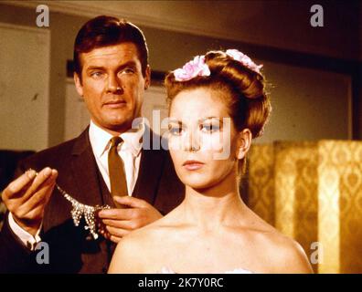 Roger Moore Television: The Saint (TV-Serie) Characters: Simon Templar  Uk 1962-1969, /  Episode 5.24: 'Simon Templar Und Der Diamantentrick' (A Double In Diamonds, Dir.  John Gilling, 1968) / 5. Staffel, Season 5 04 October 1962   **WARNING** This Photograph is for editorial use only and is the copyright of ITC and/or the Photographer assigned by the Film or Production Company and can only be reproduced by publications in conjunction with the promotion of the above Film. A Mandatory Credit To ITC is required. The Photographer should also be credited when known. No commercial use can be grante Stock Photo