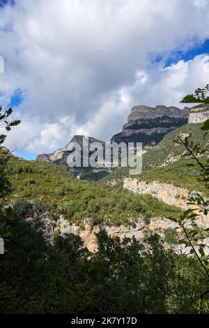 magnificent view of the mountains, rock outcrops and canyons of the Canon de Anisclo (Anisclo Canyon) in the Spanish Pyrenees Stock Photo