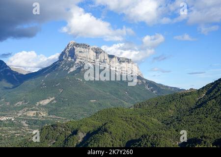 magnificent view of the mountains, rock outcrops and canyons of the Canon de Anisclo (Anisclo Canyon) in the Spanish Pyrenees Stock Photo