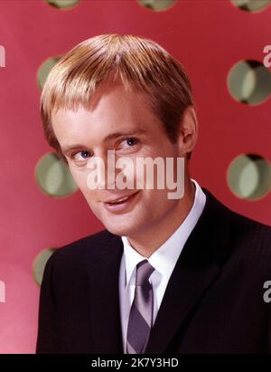 David Mccallum Television: The Man From U.N.C.L.E.; The Man From Uncle (TV-Serie) Characters: Illya Kuryakin  Usa 1964-1968, / Onkel, 'O.N.K.E.L', 'U.N.C.L.E.' 22 September 1964   **WARNING** This Photograph is for editorial use only and is the copyright of NBC and/or the Photographer assigned by the Film or Production Company and can only be reproduced by publications in conjunction with the promotion of the above Film. A Mandatory Credit To NBC is required. The Photographer should also be credited when known. No commercial use can be granted without written authority from the Film Company. Stock Photo
