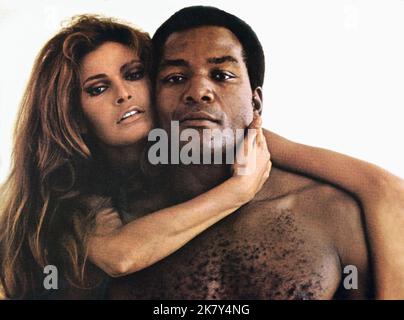 Raquel Welch & Jim Brown Film: 100 Rifles (USA 1969) Characters: Sarita & Lyedecker  Director: Tom Gries 26 March 1969   **WARNING** This Photograph is for editorial use only and is the copyright of 20TH CENTURY FOX and/or the Photographer assigned by the Film or Production Company and can only be reproduced by publications in conjunction with the promotion of the above Film. A Mandatory Credit To 20TH CENTURY FOX is required. The Photographer should also be credited when known. No commercial use can be granted without written authority from the Film Company. Stock Photo