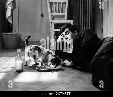 Anthony Perkins Film: Five Miles To Midnight (LE COUTEAU DANS LA PLAIE)   Fr/It 1962, Director: Anatole Litvak 12 December 1962   **WARNING** This Photograph is for editorial use only and is the copyright of UNITED ARTISTS and/or the Photographer assigned by the Film or Production Company and can only be reproduced by publications in conjunction with the promotion of the above Film. A Mandatory Credit To UNITED ARTISTS is required. The Photographer should also be credited when known. No commercial use can be granted without written authority from the Film Company. Stock Photo
