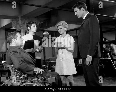 Raymond Burr, Susan Saint James, Barbara Anderson & Don Galloway Television: Ironside (TV-Serie) Characters: Robert T. Ironside,Elaine Moreau / ... (2 episodes, 1967-1968),Officer Eve Whitfield,Det. Sgt. Ed Brown  Usa 1967-1975, 14 September 1967   **WARNING** This Photograph is for editorial use only and is the copyright of UNIVERSAL TELEVISION and/or the Photographer assigned by the Film or Production Company and can only be reproduced by publications in conjunction with the promotion of the above Film. A Mandatory Credit To UNIVERSAL TELEVISION is required. The Photographer should also be c Stock Photo