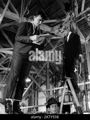 Robert Vaughn & David Mccallum Television: The Man From U.N.C.L.E.; The Man From Uncle (TV-Serie)   Usa 1964-1968, / Onkel, 'O.N.K.E.L', 'U.N.C.L.E.' 22 September 1964   **WARNING** This Photograph is for editorial use only and is the copyright of NBC and/or the Photographer assigned by the Film or Production Company and can only be reproduced by publications in conjunction with the promotion of the above Film. A Mandatory Credit To NBC is required. The Photographer should also be credited when known. No commercial use can be granted without written authority from the Film Company. Stock Photo