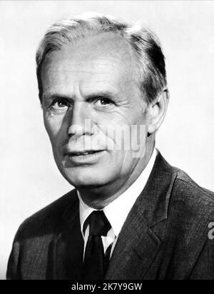 Richard Widmark Film: Madigan (1968) Characters: Det. Daniel Madigan  Director: Don Siegel 13 March 1968   **WARNING** This Photograph is for editorial use only and is the copyright of UNIVERSAL and/or the Photographer assigned by the Film or Production Company and can only be reproduced by publications in conjunction with the promotion of the above Film. A Mandatory Credit To UNIVERSAL is required. The Photographer should also be credited when known. No commercial use can be granted without written authority from the Film Company. Stock Photo