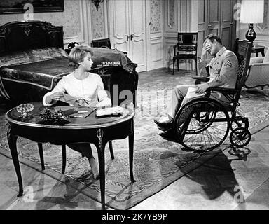 Shirley Jones & Marlon Brando Film: Bedtime Story (USA 1964) Characters: Janet Walker, Freddy Benson  Director: Ralph Levy 10 June 1964   **WARNING** This Photograph is for editorial use only and is the copyright of UNIVERSAL PICTURES and/or the Photographer assigned by the Film or Production Company and can only be reproduced by publications in conjunction with the promotion of the above Film. A Mandatory Credit To UNIVERSAL PICTURES is required. The Photographer should also be credited when known. No commercial use can be granted without written authority from the Film Company. Stock Photo