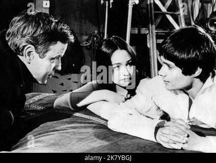 Franco Zeffirelli, Olivia Hussey & Leonard Whiting Film: Romeo And Juliet (1966) Characters: Juliet, Romeo  Director: Franco Zeffirelli 25 September 1968   **WARNING** This Photograph is for editorial use only and is the copyright of PARAMOUNT and/or the Photographer assigned by the Film or Production Company and can only be reproduced by publications in conjunction with the promotion of the above Film. A Mandatory Credit To PARAMOUNT is required. The Photographer should also be credited when known. No commercial use can be granted without written authority from the Film Company. Stock Photo