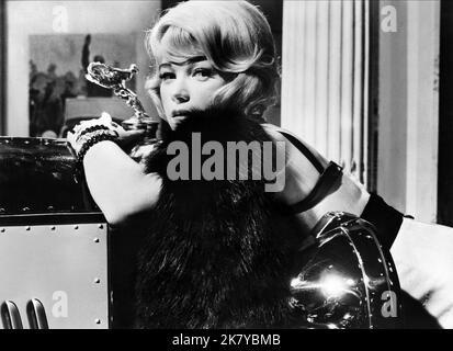 THE YELLOW ROLLS ROYCE (1964) SHIRLEY MACLAINE YRR 009FOH Stock Photo ...