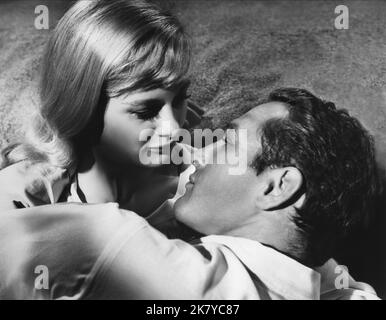 Shirley Knight & Paul Newman Film: Sweet Bird Of Youth (USA 1962) Characters: Heavenly Finley, Chance Wayne  / Literaturverfilmung (Based On The Play By Tennessee Williams) Director: Richard Brooks 21 March 1962   **WARNING** This Photograph is for editorial use only and is the copyright of ROXBURY PRODUCTIONS INC. and/or the Photographer assigned by the Film or Production Company and can only be reproduced by publications in conjunction with the promotion of the above Film. A Mandatory Credit To ROXBURY PRODUCTIONS INC. is required. The Photographer should also be credited when known. No comm Stock Photo