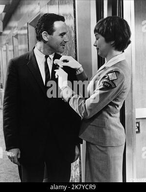 Jack Lemmon & Shirley Maclaine Film: The Apartment (USA 1960) Characters: C.C. Baxter, Fran Kubelik  Director: Billy Wilder 15 June 1960   **WARNING** This Photograph is for editorial use only and is the copyright of UNITED ARTISTS and/or the Photographer assigned by the Film or Production Company and can only be reproduced by publications in conjunction with the promotion of the above Film. A Mandatory Credit To UNITED ARTISTS is required. The Photographer should also be credited when known. No commercial use can be granted without written authority from the Film Company. Stock Photo