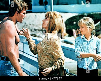 Ryan O'Neal, Lee Grant &  Cindy Eilbacher Film: The Big Bounce (1969) Characters: ,Joanne & Cheryl  Director: Alex March 05 March 1969   **WARNING** This Photograph is for editorial use only and is the copyright of WARNER BROS and/or the Photographer assigned by the Film or Production Company and can only be reproduced by publications in conjunction with the promotion of the above Film. A Mandatory Credit To WARNER BROS is required. The Photographer should also be credited when known. No commercial use can be granted without written authority from the Film Company. Stock Photo